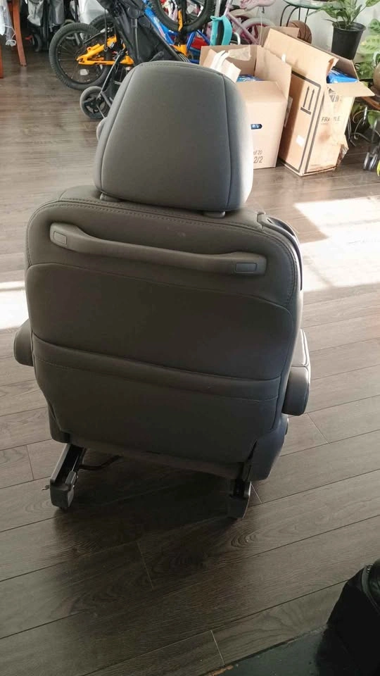 Second row seat for Honda Odyssey - photo 4
