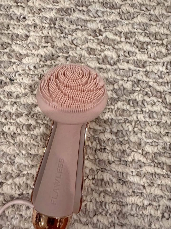 Finishing Touch Flawless Silicone facial scrubber