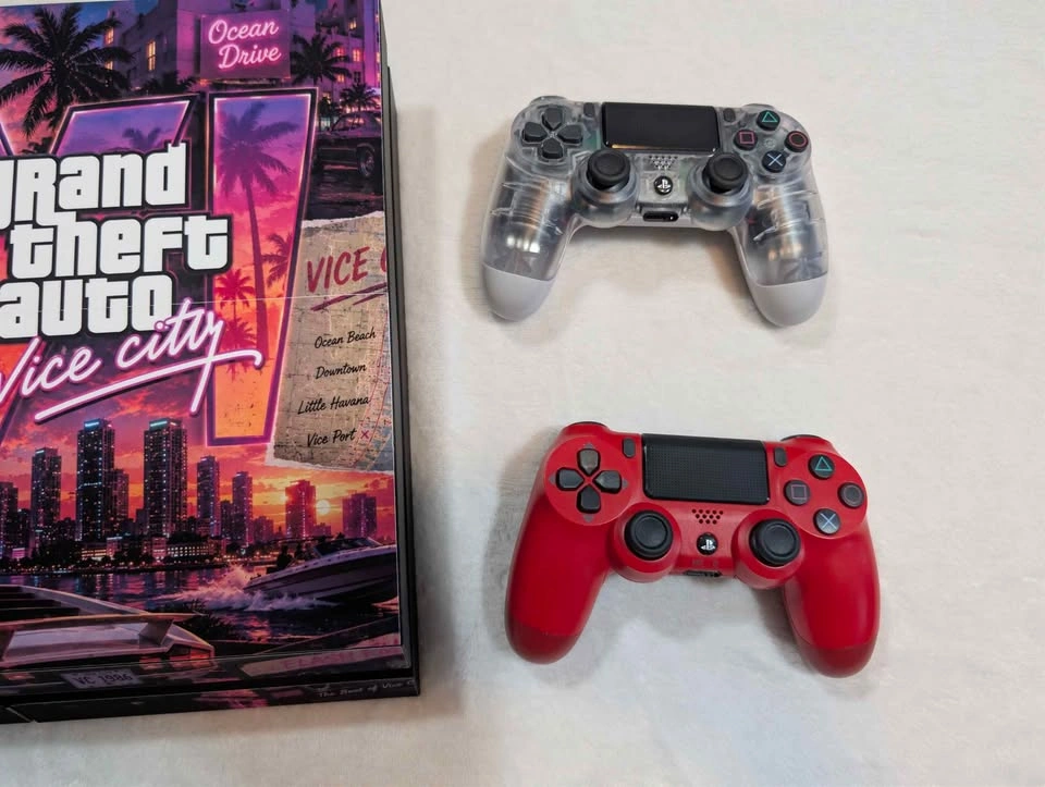 Ps4 ( GTA VI Custom Skin) + 2 Controllers and 4 Games - photo 4