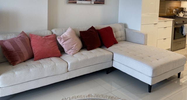 Beautiful cream L-shaped sectional sofa in excellent condition - photo 2