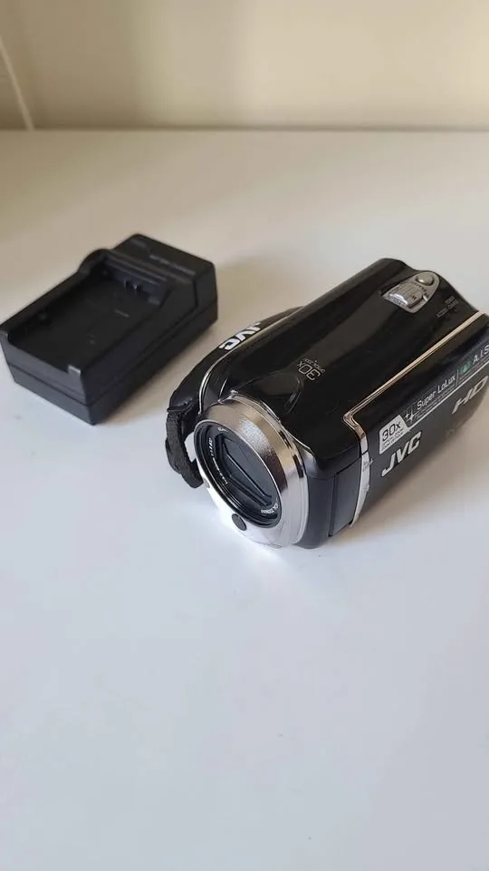 JVC Everio HD Camcorder – 30x Zoom + Charger & Battery image indicator(2)