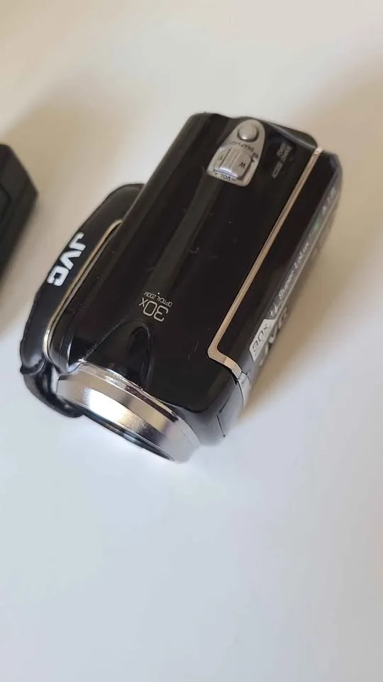 JVC Everio HD Camcorder – 30x Zoom + Charger & Battery image indicator(3)