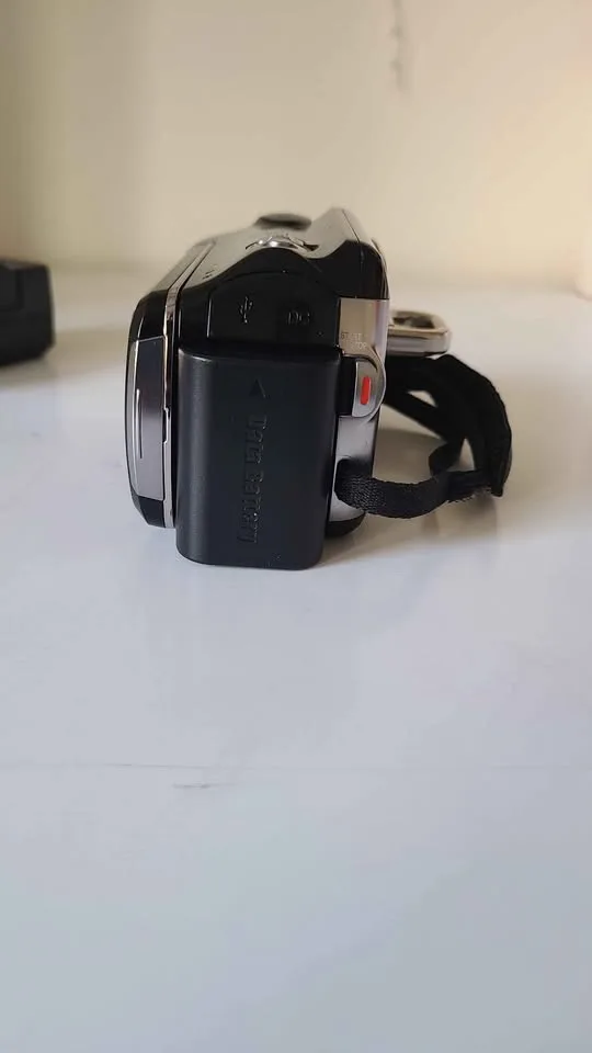 JVC Everio HD Camcorder – 30x Zoom + Charger & Battery image indicator(6)