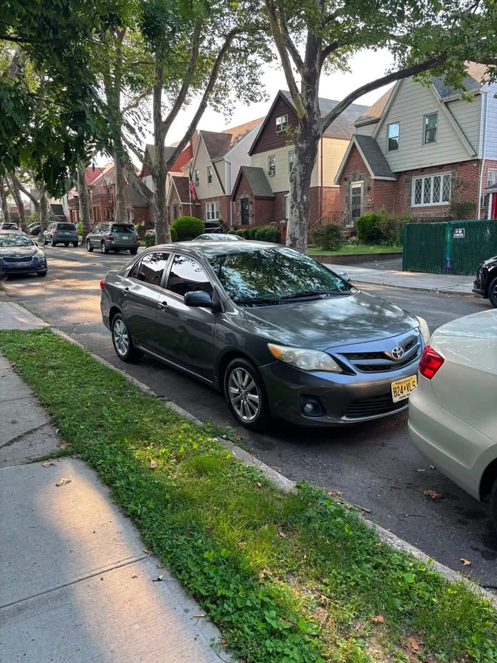 2011 Toyota Corolla · LE Sedan 4D - photo 2