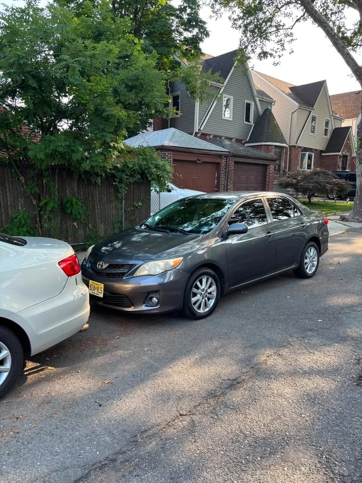 2011 Toyota Corolla · LE Sedan 4D - photo 3