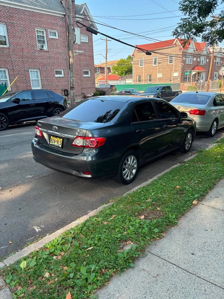 2011 Toyota Corolla · LE Sedan 4D - photo 4