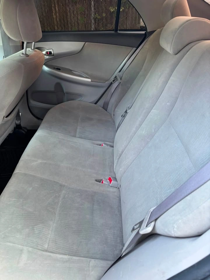 2011 Toyota Corolla · LE Sedan 4D - photo 5