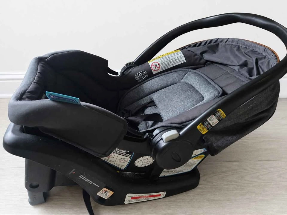 Graco Infant Car Seat + Base – Rear Facing – Excellent Condition - photo 3