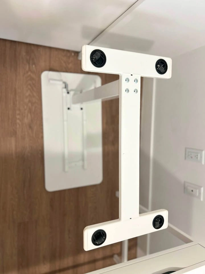 Ikea table with adjustable height and wheels - photo 3