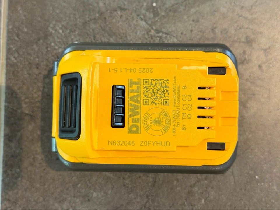 DeWALT FlexVolt 6.0Ah Battery & 6-Amp Fast Charger - photo 2