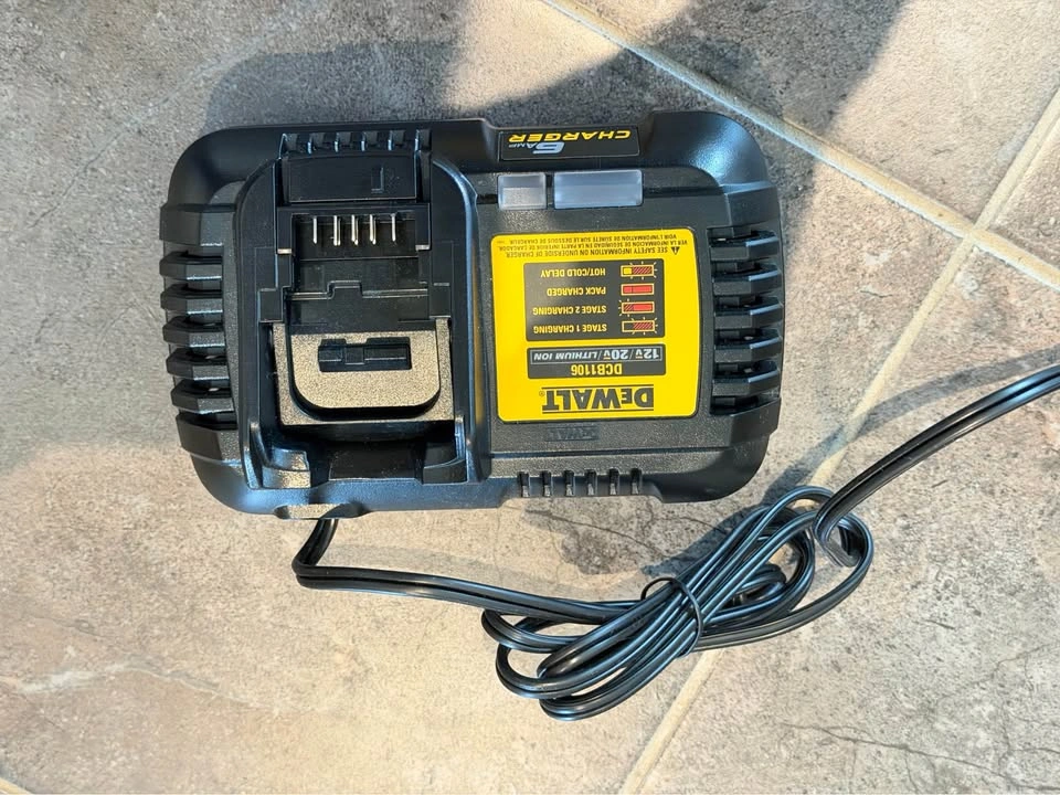 DeWALT FlexVolt 6.0Ah Battery & 6-Amp Fast Charger - photo 3