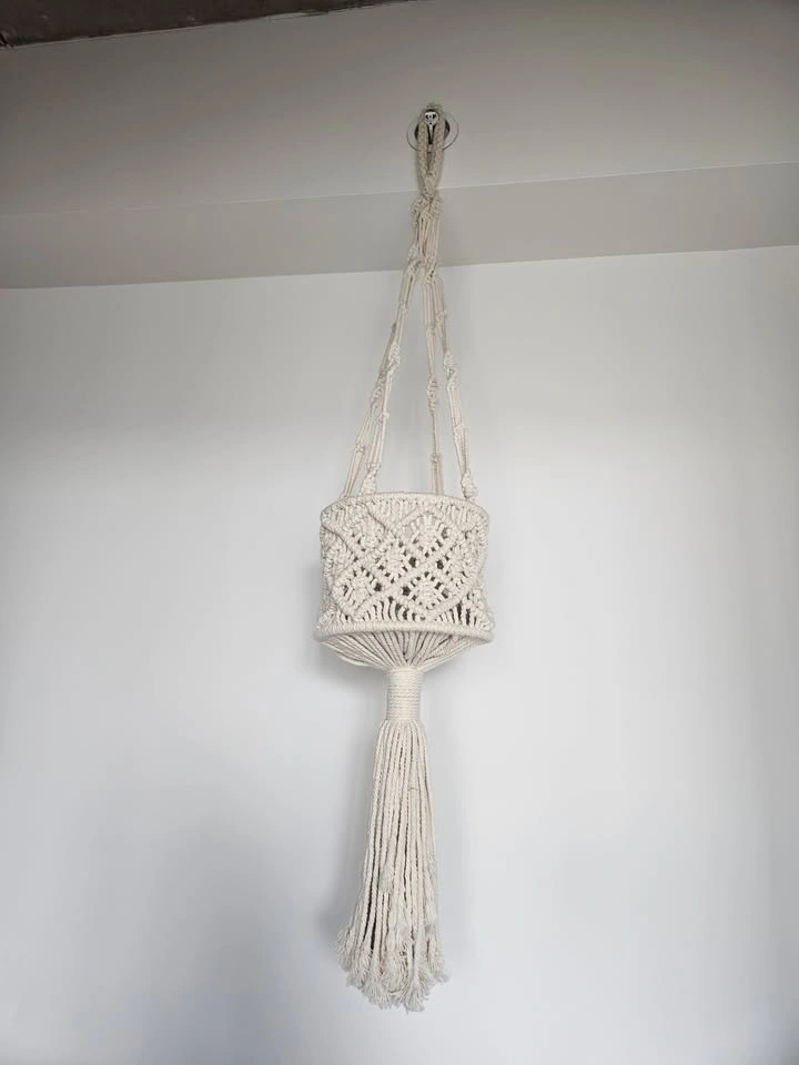 Hanging macrame basket - Excellent Condition