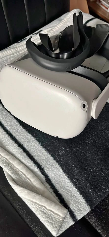 Meta quest 2 HEADSET WORKS (USED QUALITY)