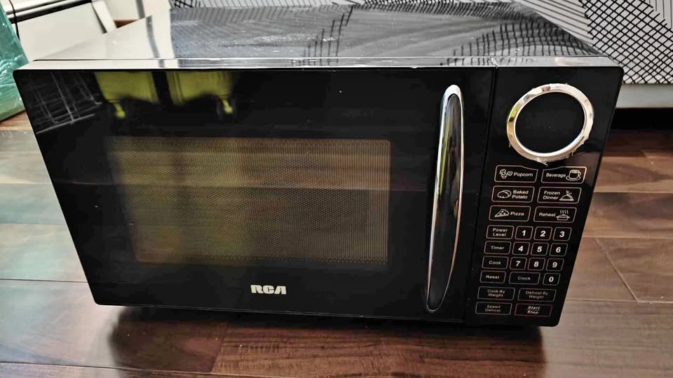 RCA 0.9 Cu. Ft. 900W Microwave