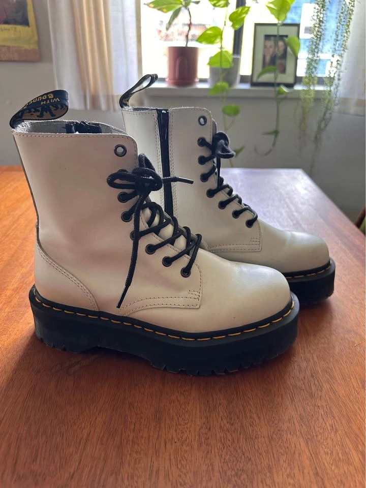 Women’s size 8 Jadon doc martens boots (Dr.Martens)