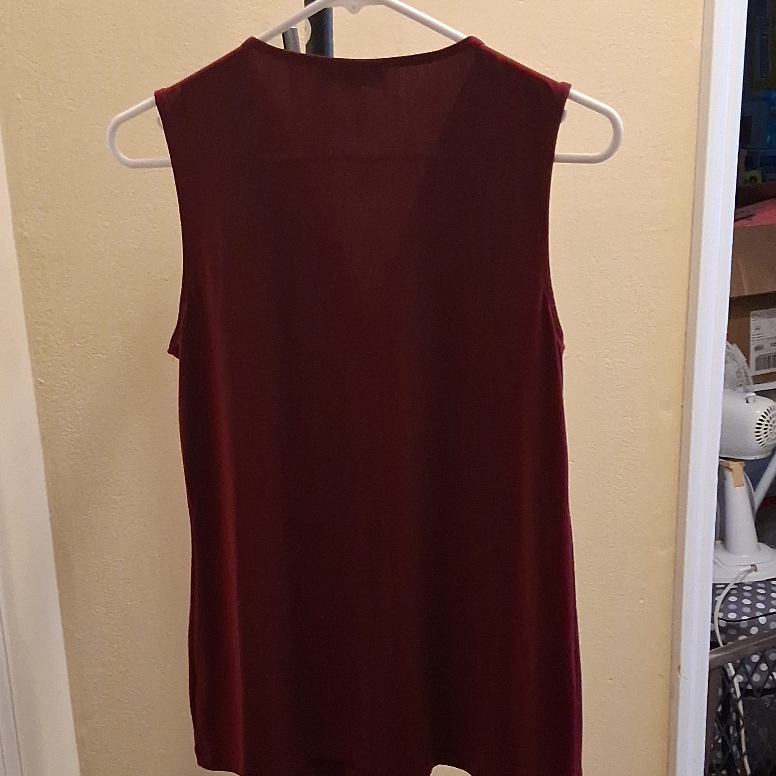 Dana Buchman Women's Burgundy Solid V-Neck Sleeveless Blouse Top