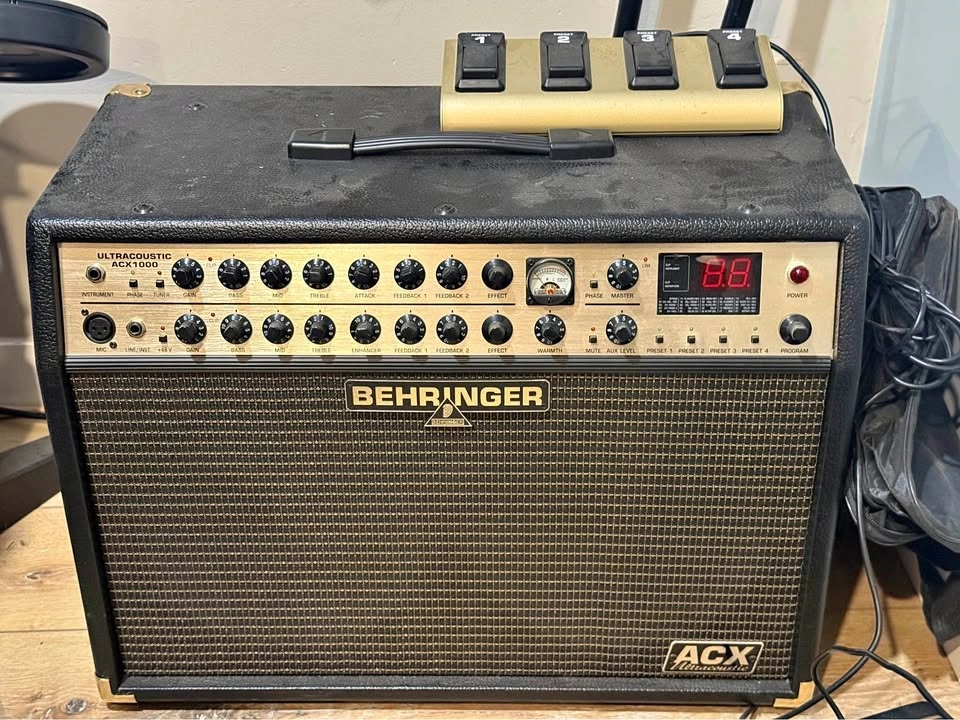 Behringer Ultracoustic ACX1000 Acoustic Guitar Amp + 4-Button Fo