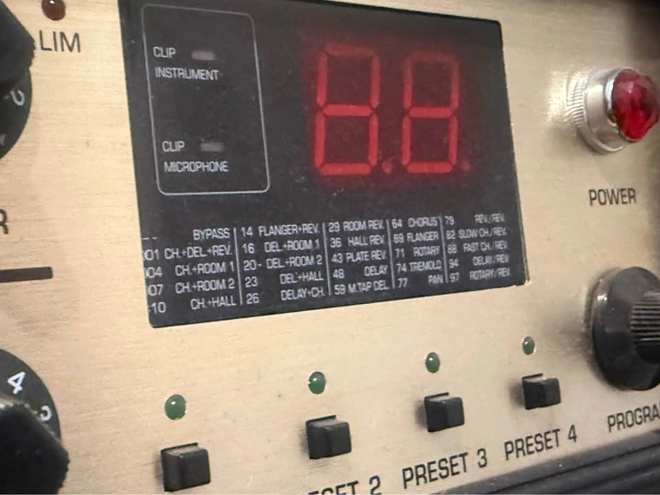 Behringer Ultracoustic ACX1000 Acoustic Guitar Amp + 4-Button Fo - photo 3