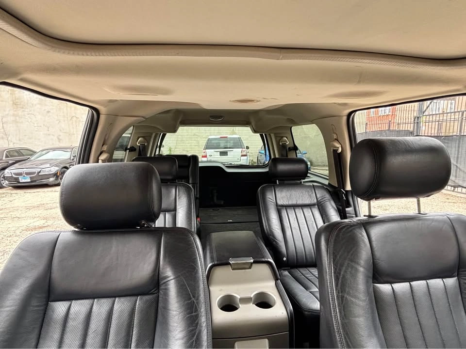 2003 Lincoln Navigator · Luxury Sport Utility 4D - photo 2