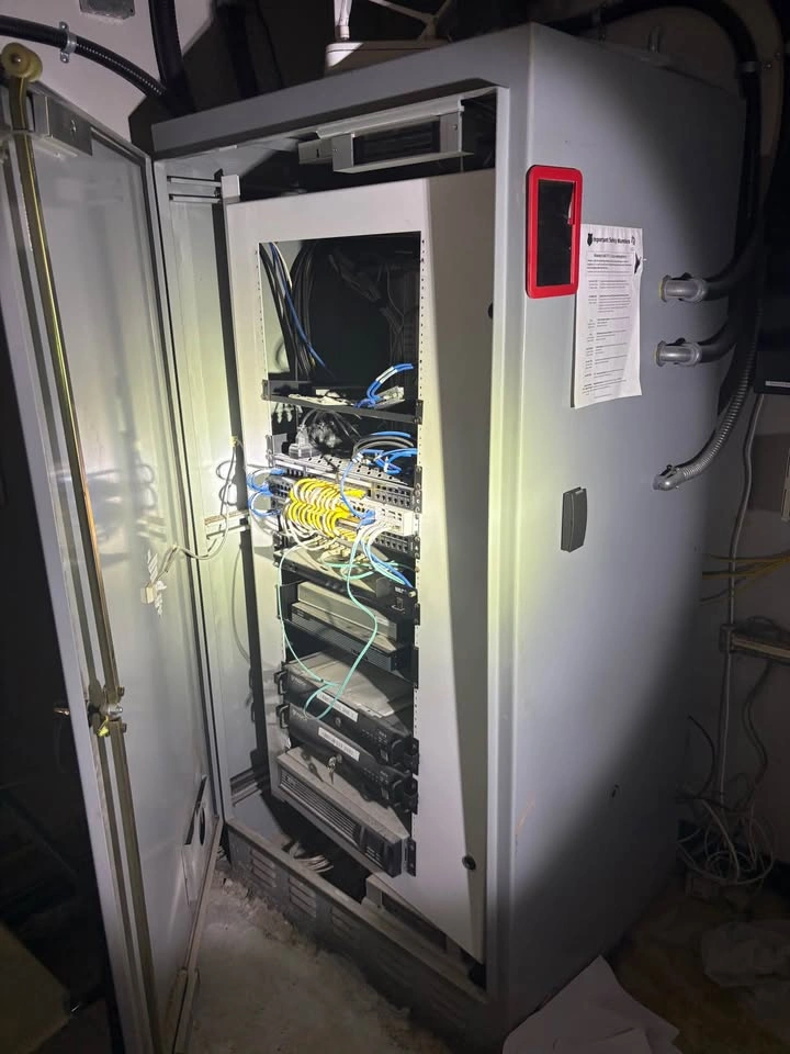 Commercial Server & Network Cabinet with Equipment Included - photo 3