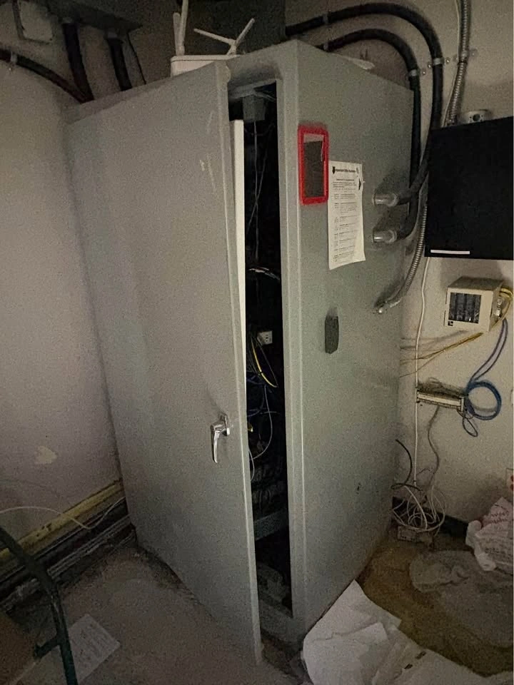 Commercial Server & Network Cabinet with Equipment Included - photo 4