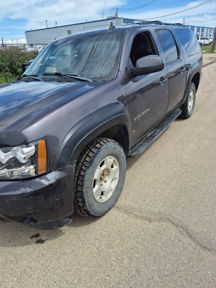 2011 Chevrolet Suburban - photo 2