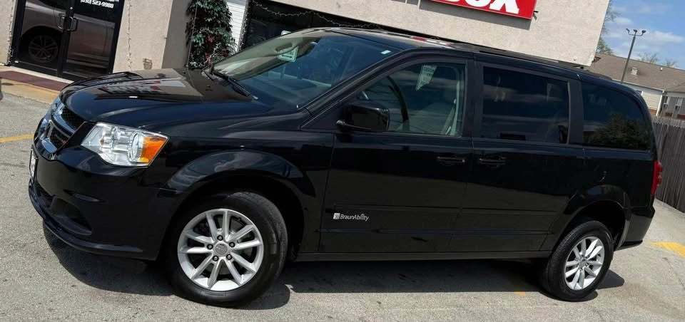 2015 Dodge Grand Caravan Passenger SXT Minivan 4D - photo 2
