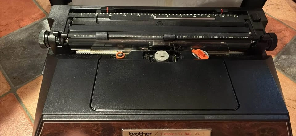 Antique electric typewriter - photo 4