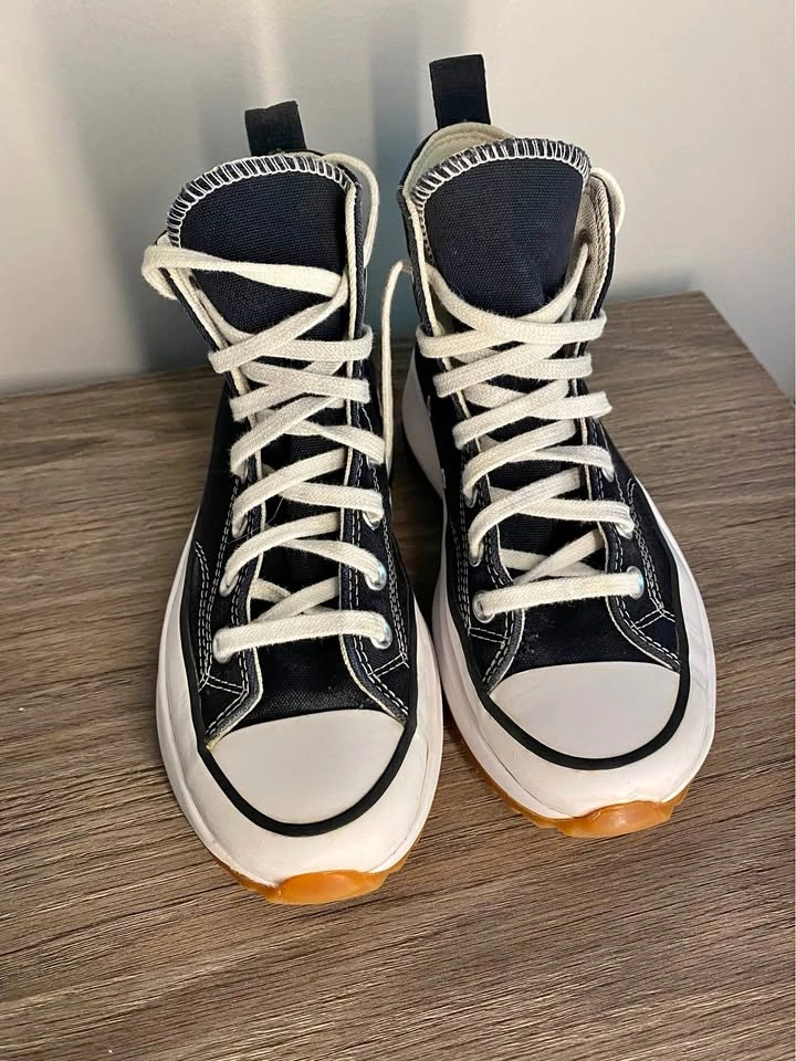 Converse Run Star Hike Platform High Tops – Women’s 6 / Men’s 4.