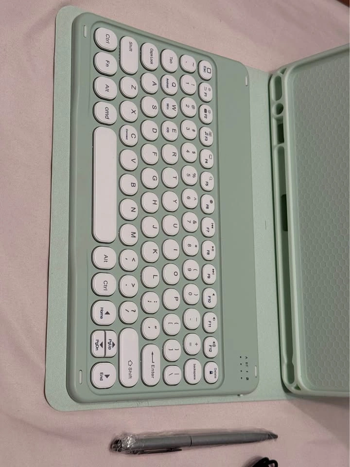 iPad Pro 11-inch case with keyboard and pen - photo 2