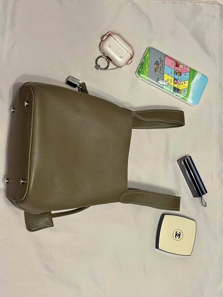 Elegant Leather Bucket Bag with Lock Detail