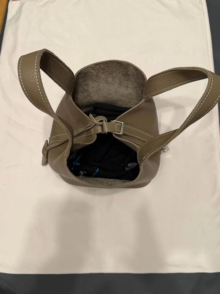 Elegant Leather Bucket Bag with Lock Detail - photo 2