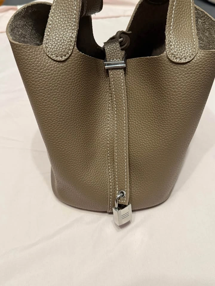 Elegant Leather Bucket Bag with Lock Detail - photo 3