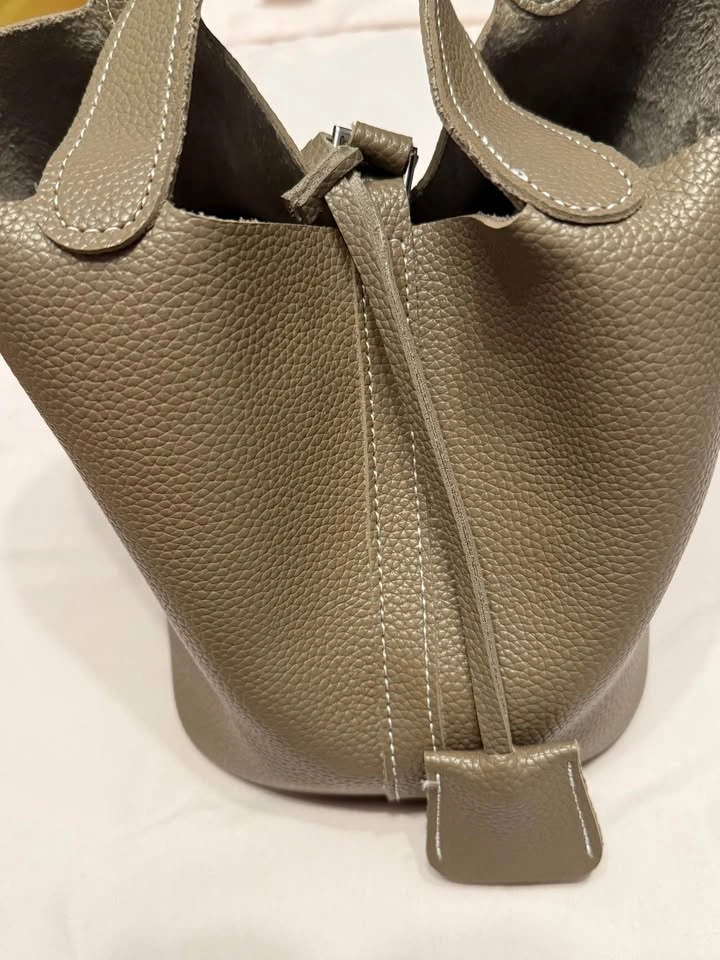 Elegant Leather Bucket Bag with Lock Detail - photo 4