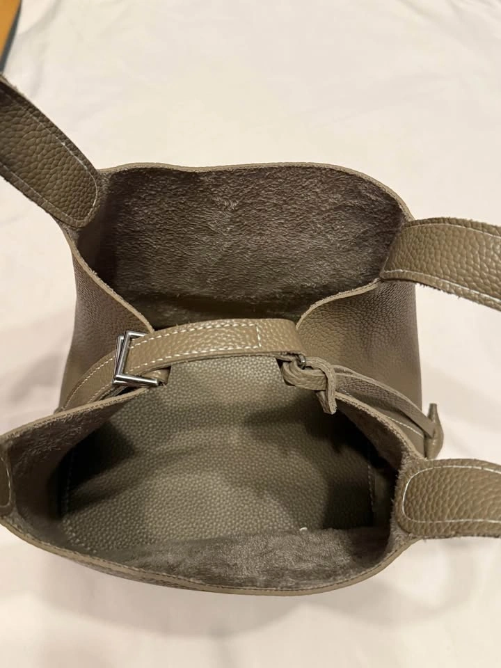 Elegant Leather Bucket Bag with Lock Detail - photo 5