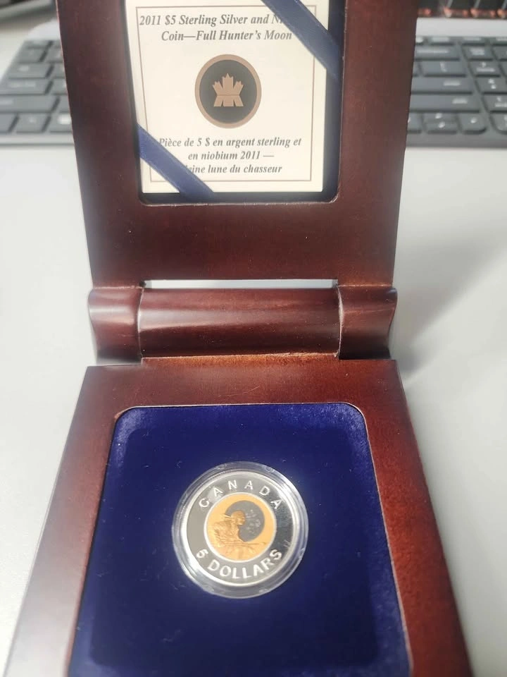 2011 Canada $5 Sterling Silver and Niobium Coin - Full Hunter's - photo 3