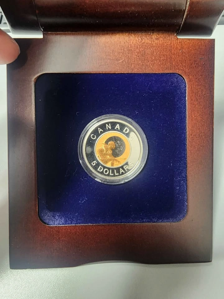 2011 Canada $5 Sterling Silver and Niobium Coin - Full Hunter's - photo 4