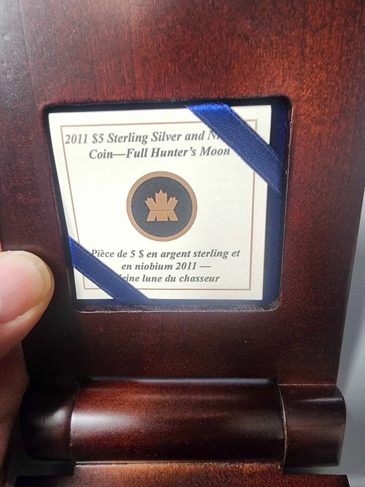 2011 Canada $5 Sterling Silver and Niobium Coin - Full Hunter's - photo 5
