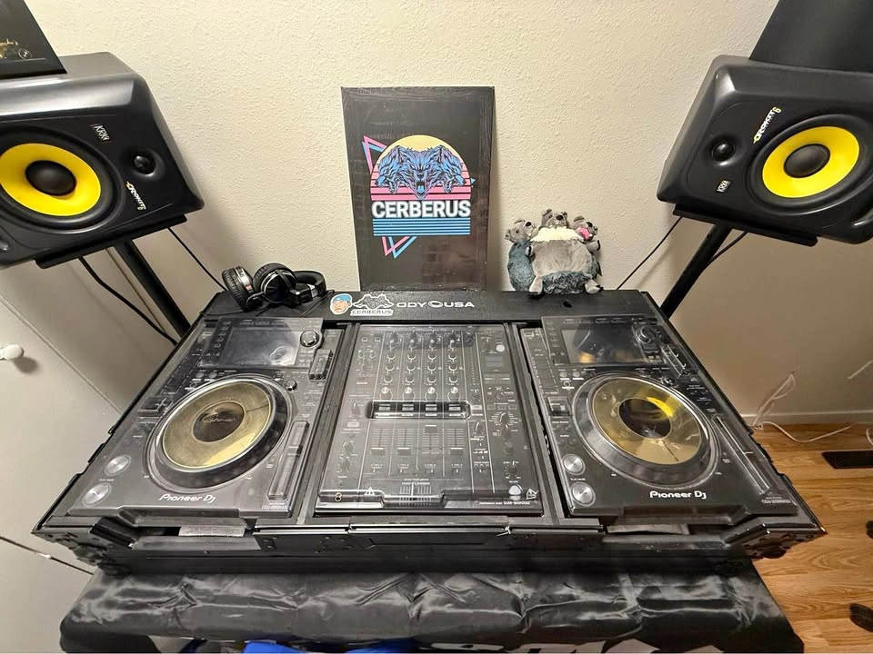 FULL CDJ 2000 NXS2 + DJM900 NXS2 + ROKIT 6 Bundle Setup