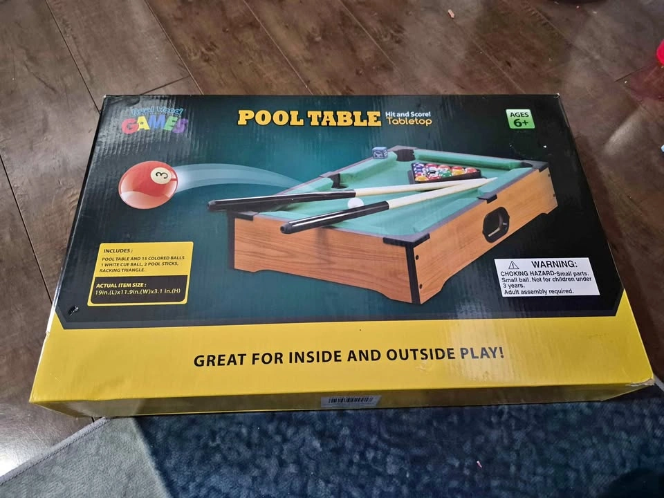 Mini pool table