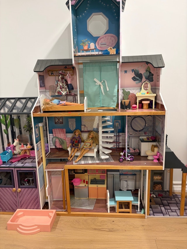 giant doll house