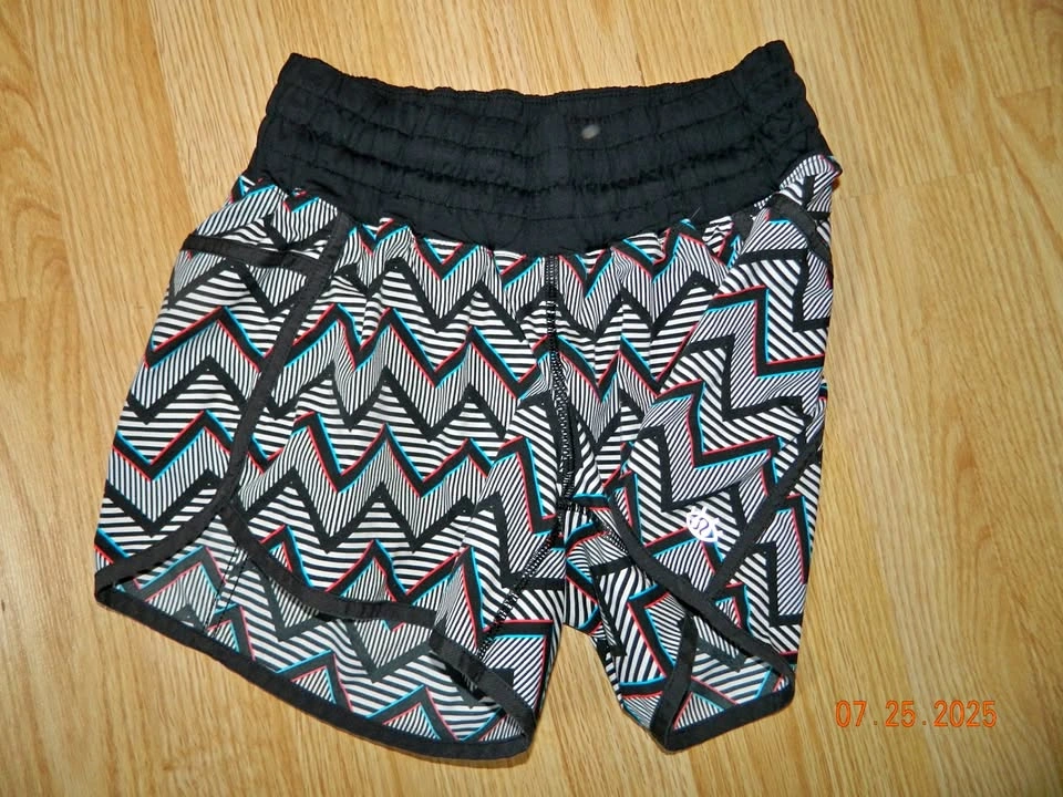 LULULEMON SEAWHEEZE TRACKER SHORTS size 6...EUC