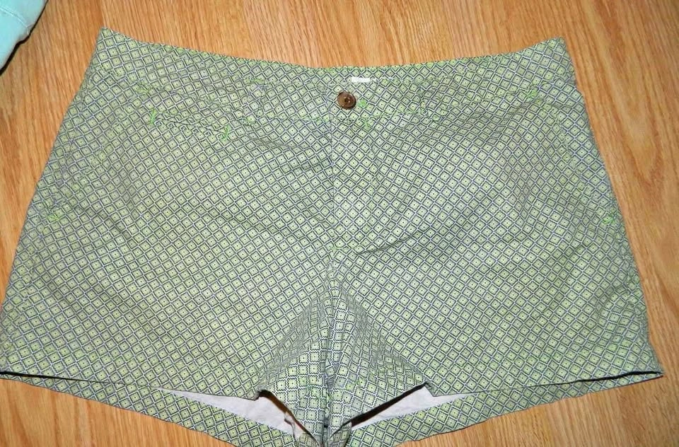 WOMENS GAP 12R FLAT FRONT SHORTS...EUC