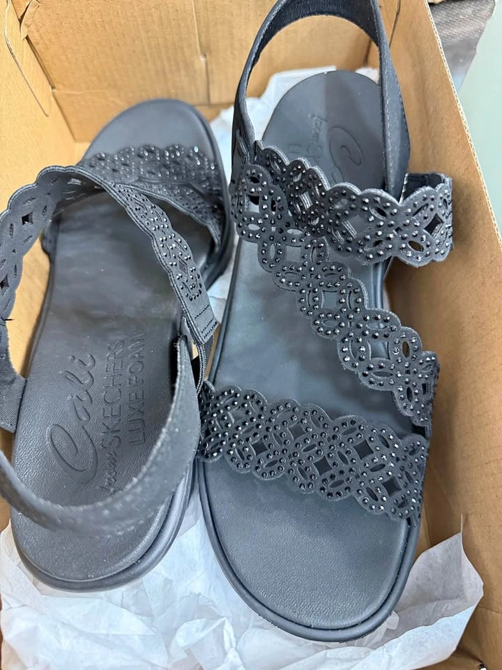 Brand new skechers women Rumble on black color size 8