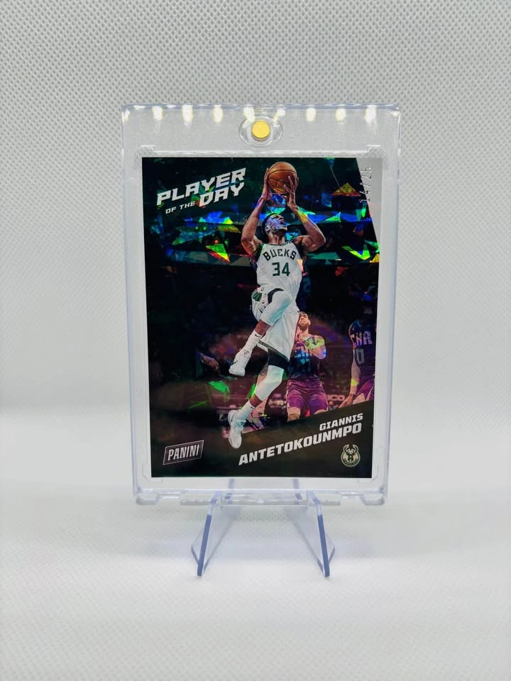 2021-22 Panini Player of the Day Giannis Antetokounmpo /25 - photo 3