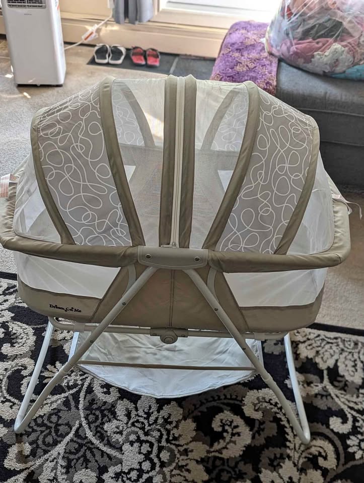 Dream on me, zip up bassinet with sheets