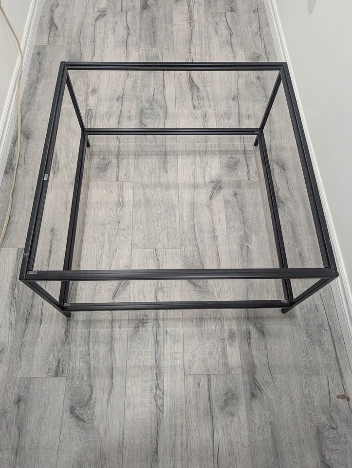 Coffee table and end table in great condition - photo 2