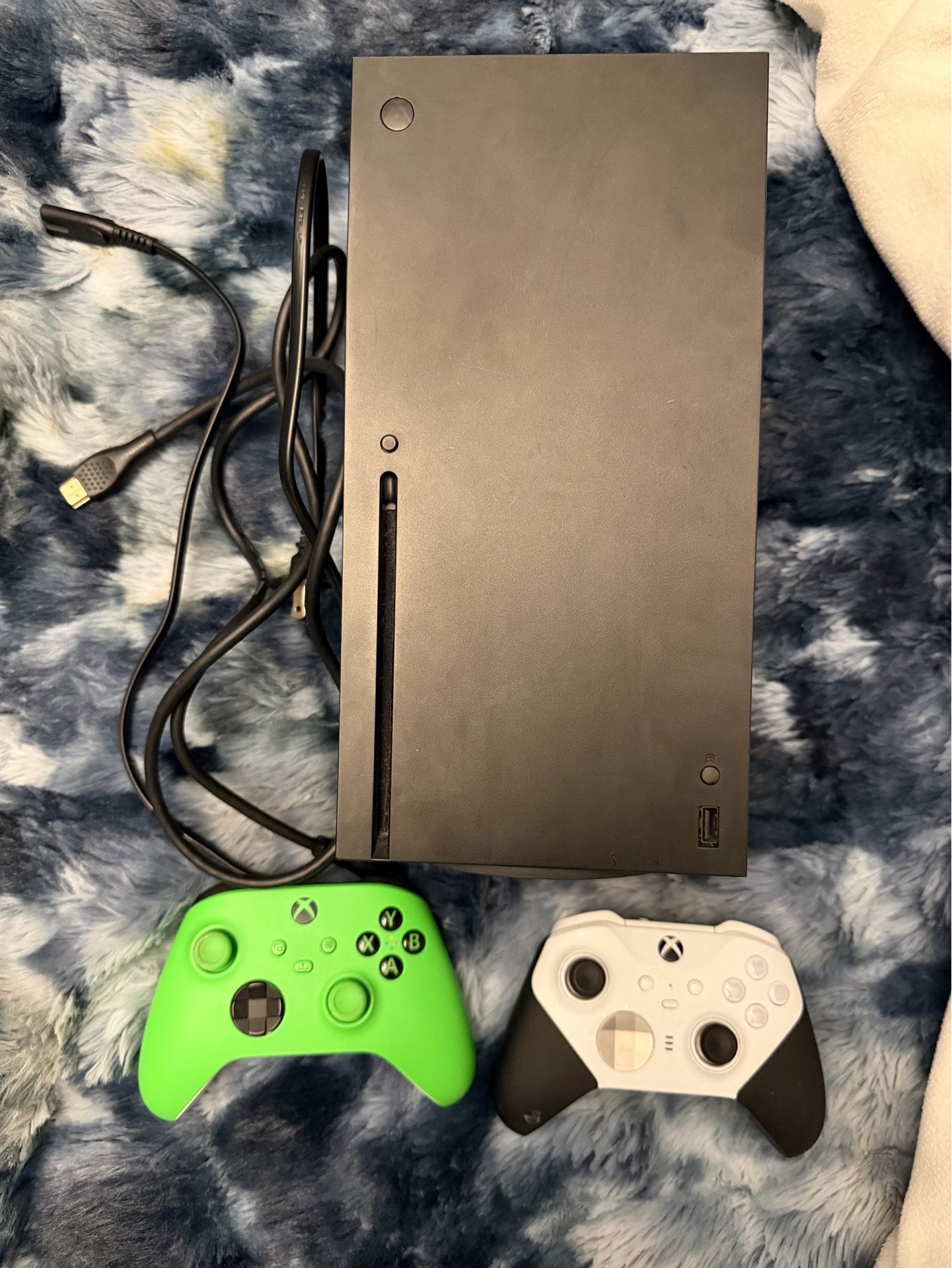 XBOX SERIES X - TWO CONTROLLERS