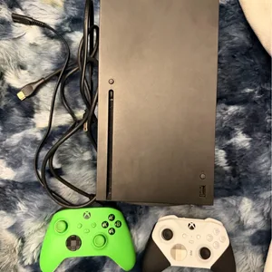 XBOX SERIES X - TWO CONTROLLERS
