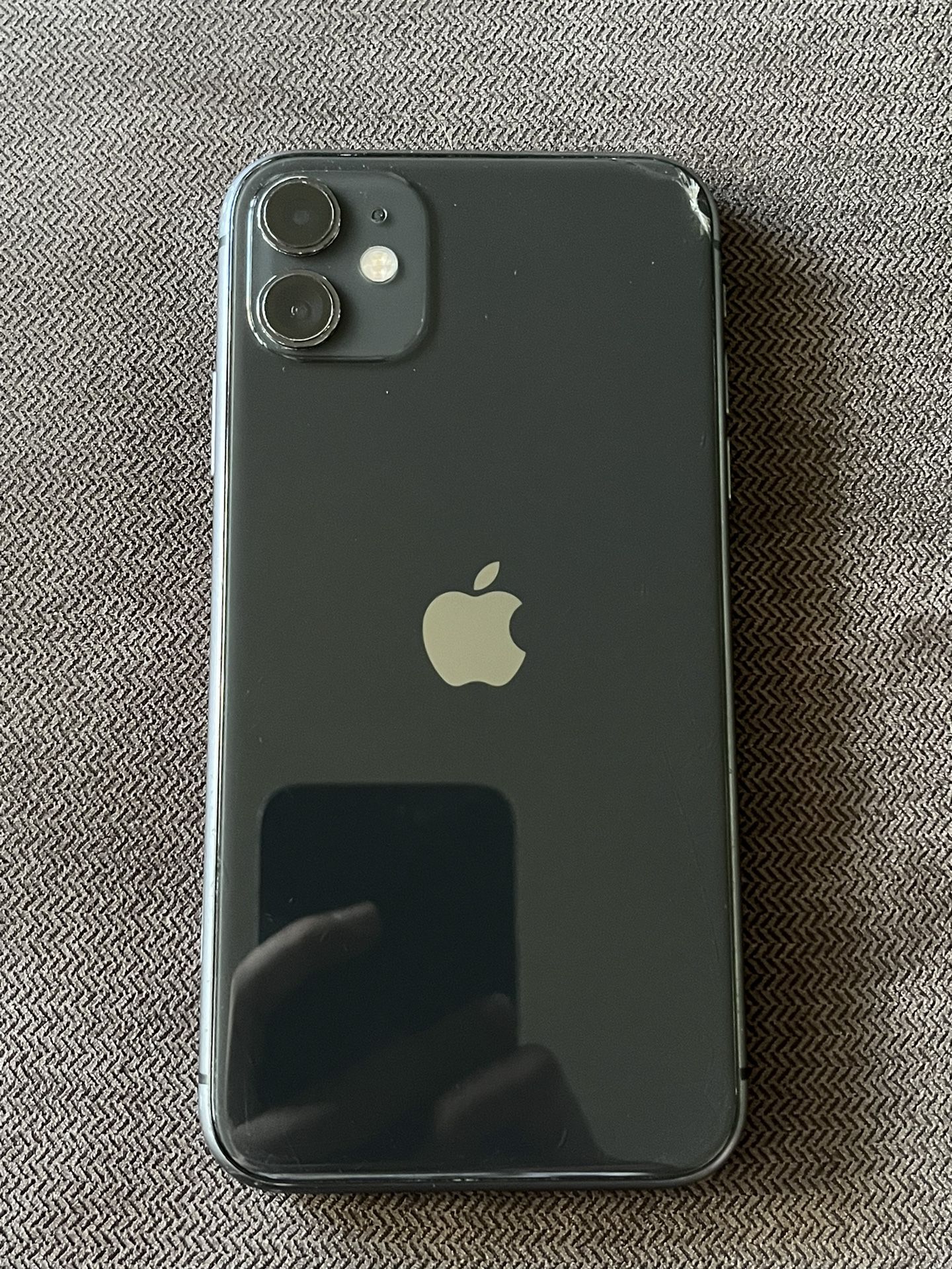 Cracked Iphone 11 - photo 2